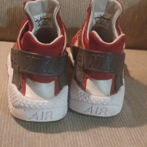 Women's maroon colored Nike Huarache running shoe size 8 and a half - Picture 3 of 3
